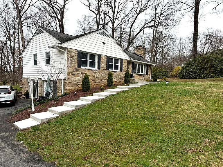 2119 Oaklyn Dr — Photo 1