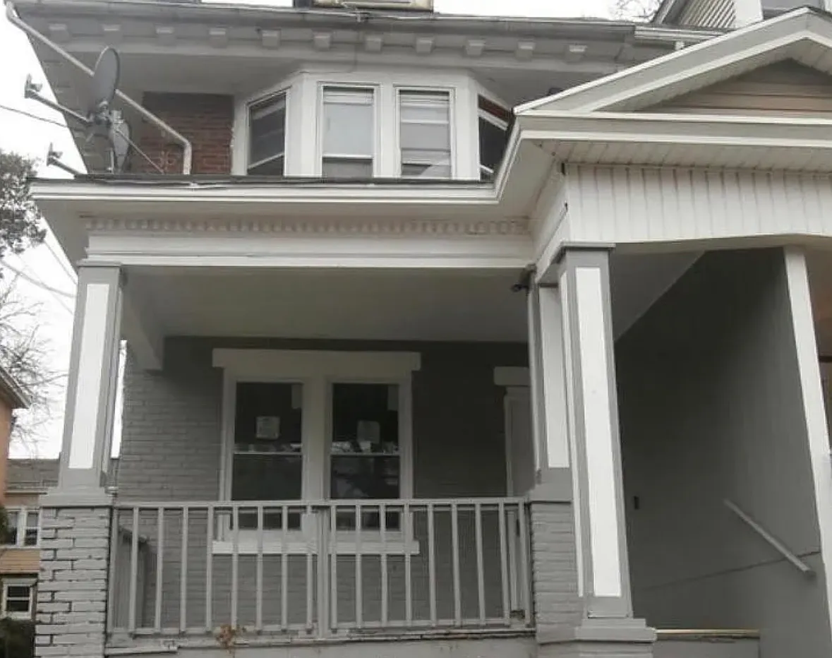 3 bed, 900 sqft, $2,300 — Photo 1