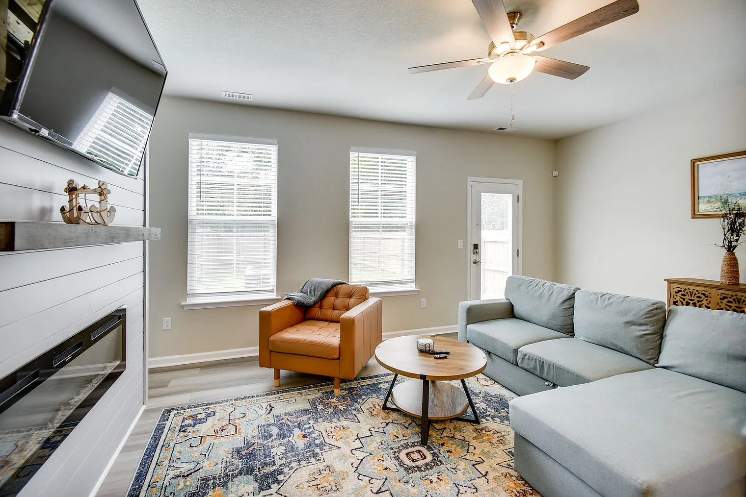 3 bed, 2.0 bath, 1496 sqft, $4,120 — Photo 2