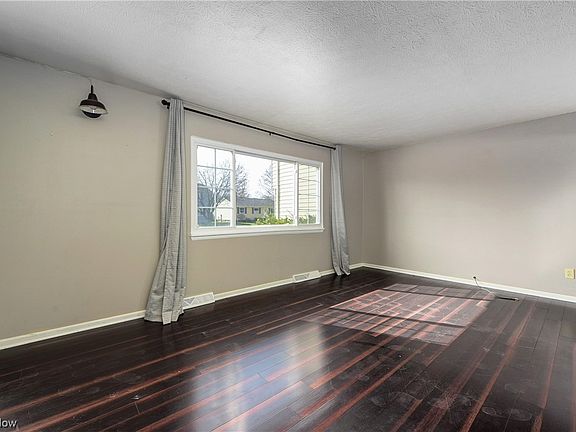 4th image of 724 Pelley Dr
