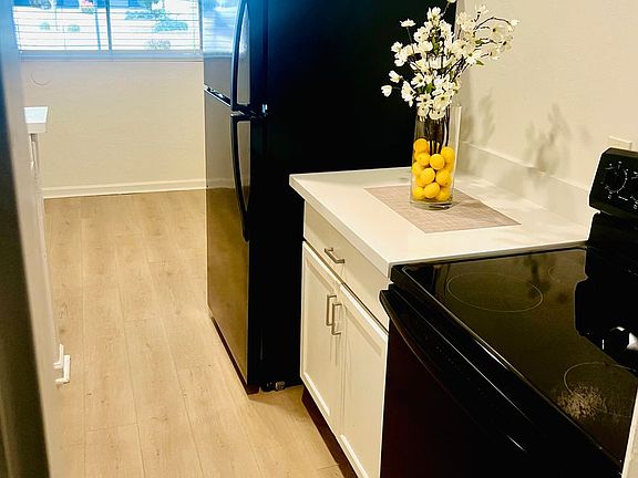 4th image of 530 E Mariposa St APT 37