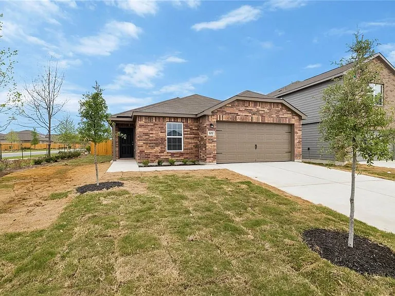 101 Fairfax Ln — Photo 2