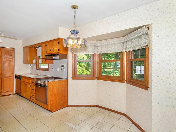 4th image of 17 Camelot Ln