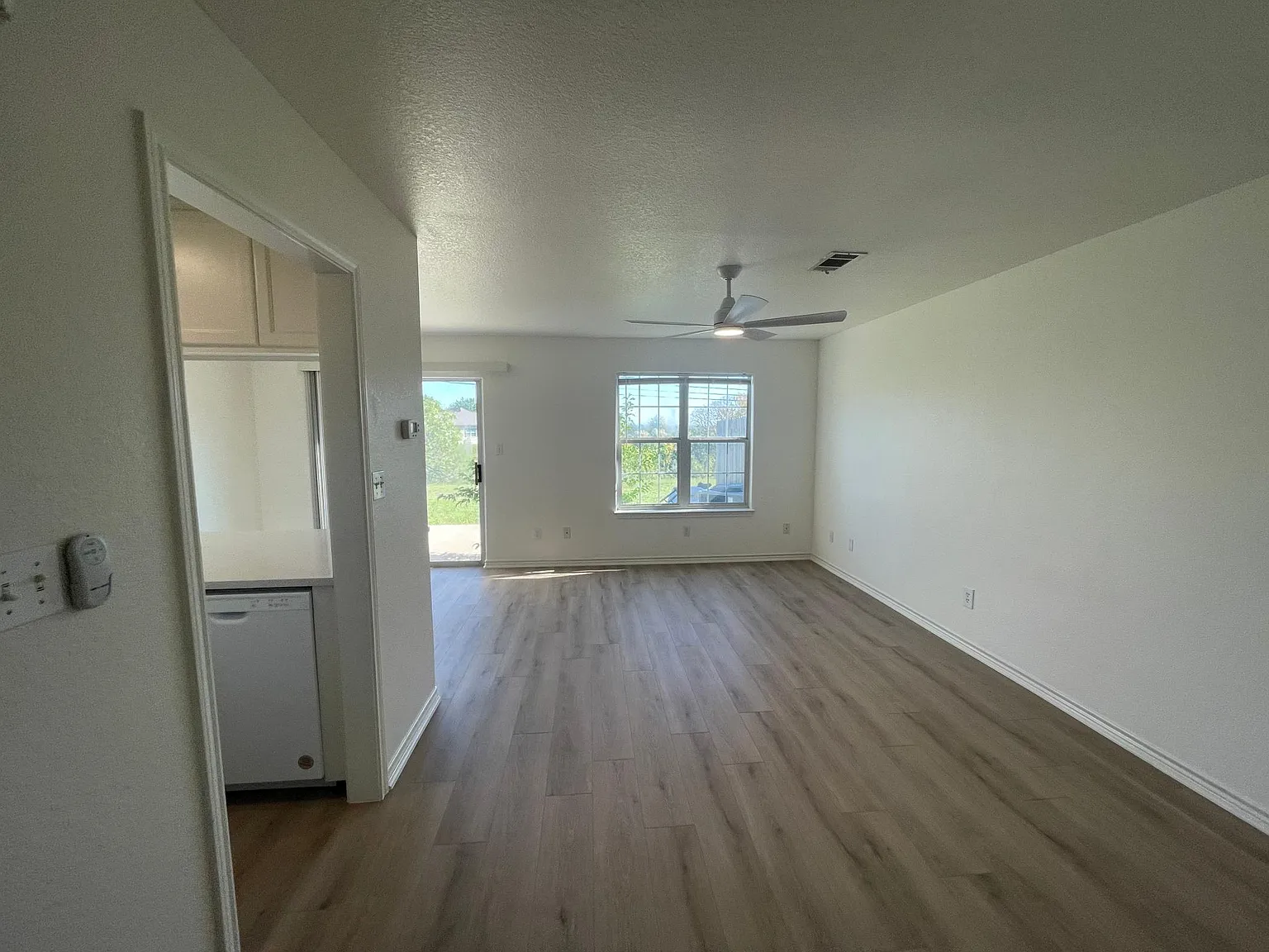 3 bed, 2.5 bath, 1253 sqft, $1,725 — Photo 4