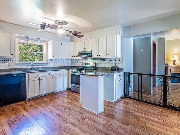 5th image of 909 N Watford St