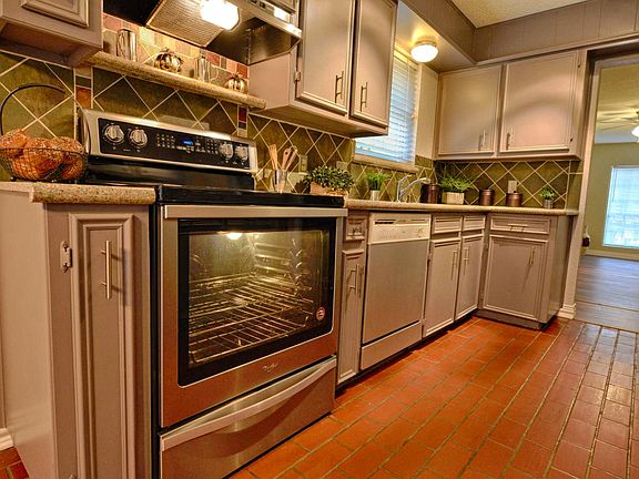 _Kitchen With New Stainless Steel 5 Burner Smooth Cook Top