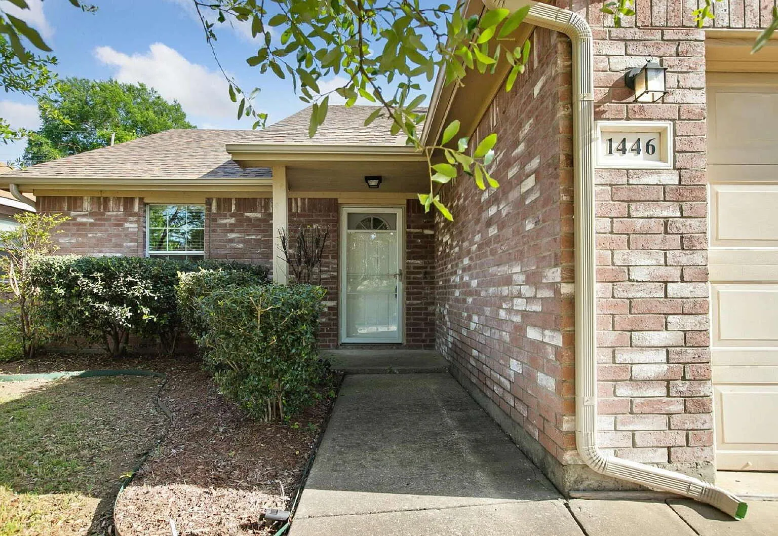 3 bed, 2.0 bath, 1255 sqft, $2,095 — Photo 2