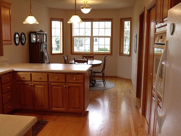 Breakfast nook with bay window