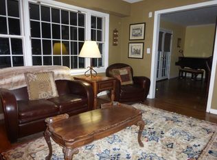 10 White Oak Rd, Roseland, NJ 07068