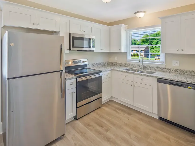 4207 Gladstone Ln — Photo 2