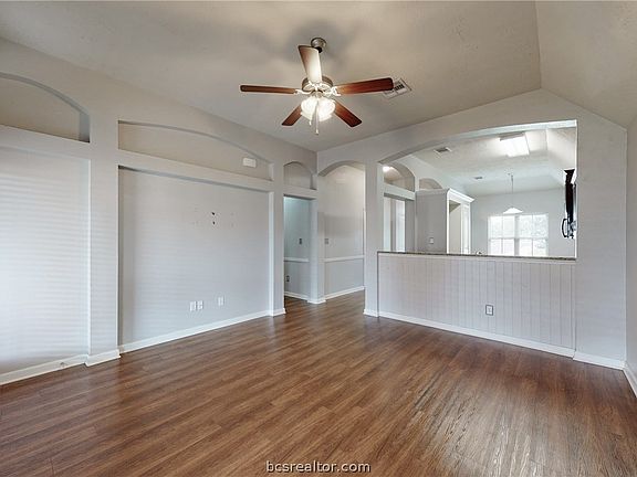 4th image of 1092 Venice Dr