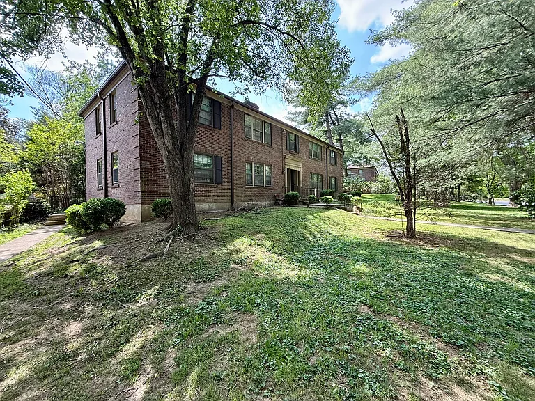 2466 Grinstead Dr — Photo 9