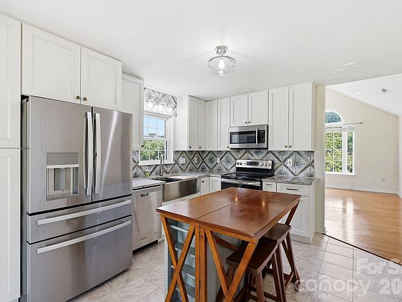 2nd image of 320 Meadowbrook Dr