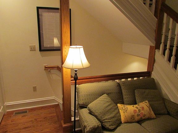 4th image of 1325 Harvie Pl