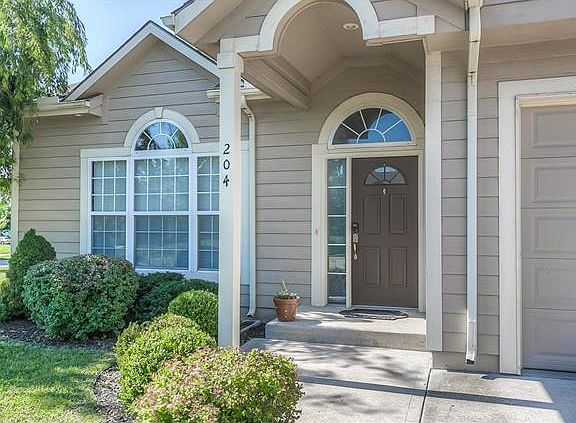 3rd image of 204 Thomas Cir