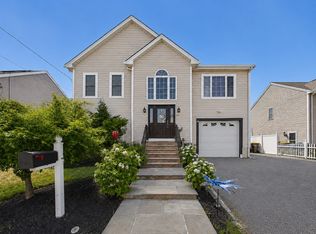 19 Abington Ln, Fall River, MA 02721