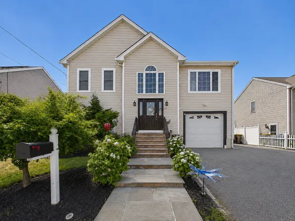 19 Abington Ln, Fall River, MA 02721