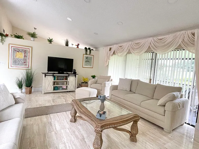 5662 Ainsley Ct — Photo 6