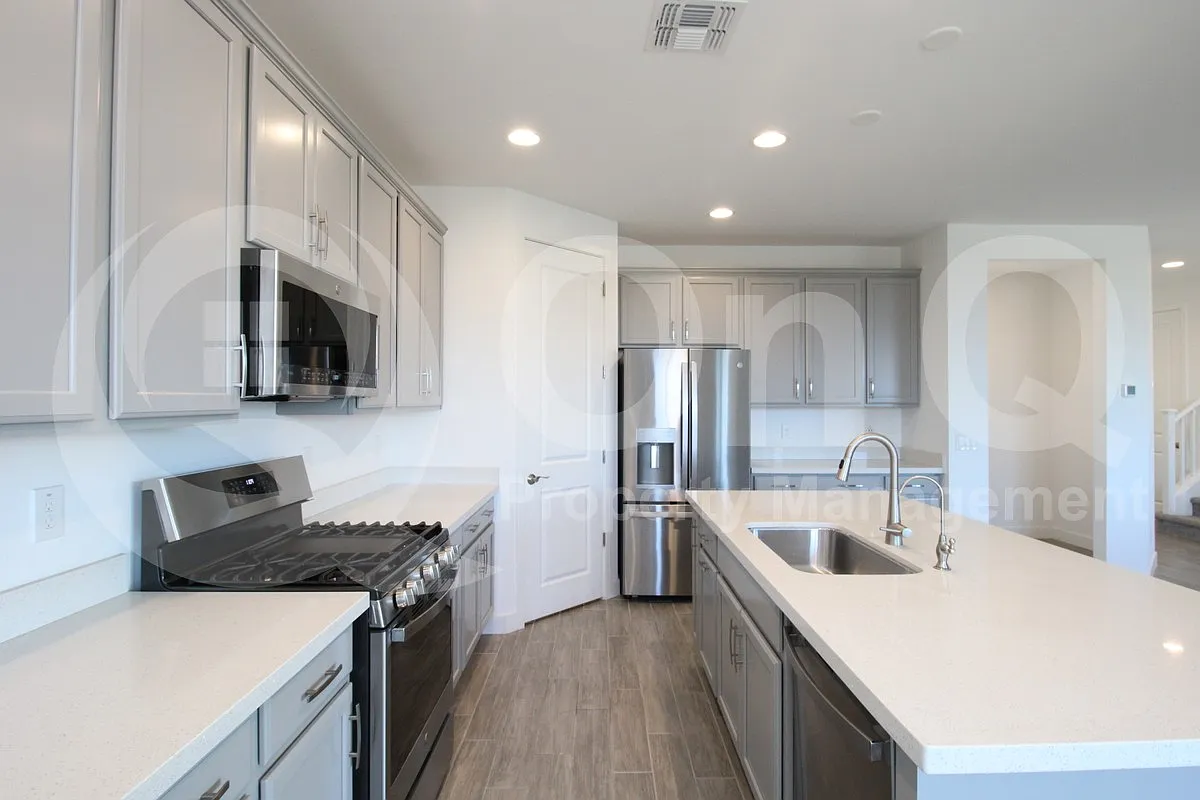 4 bed, 3.0 bath, 2855 sqft, $2,550 — Photo 3