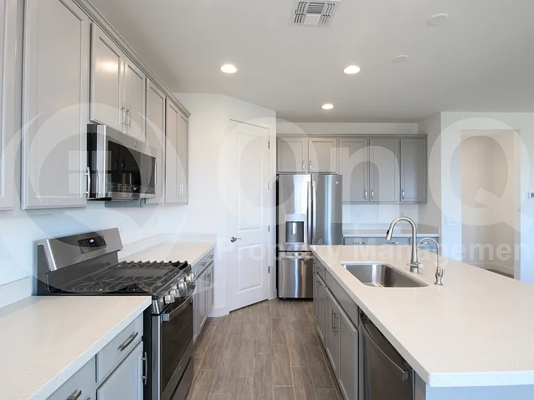 11818 S 54th Ln — Photo 3
