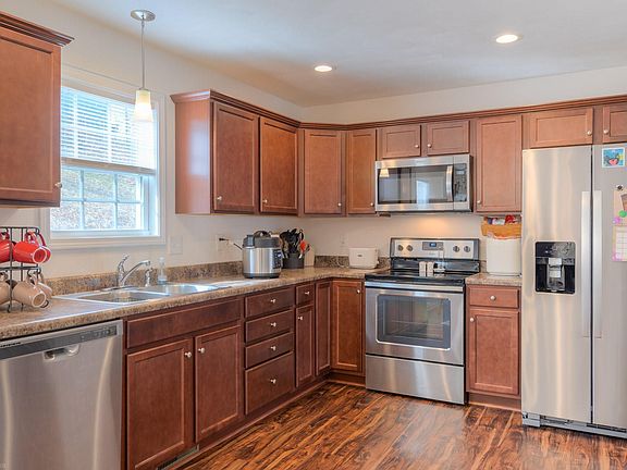 3rd image of 1049 Saint Clair Ln