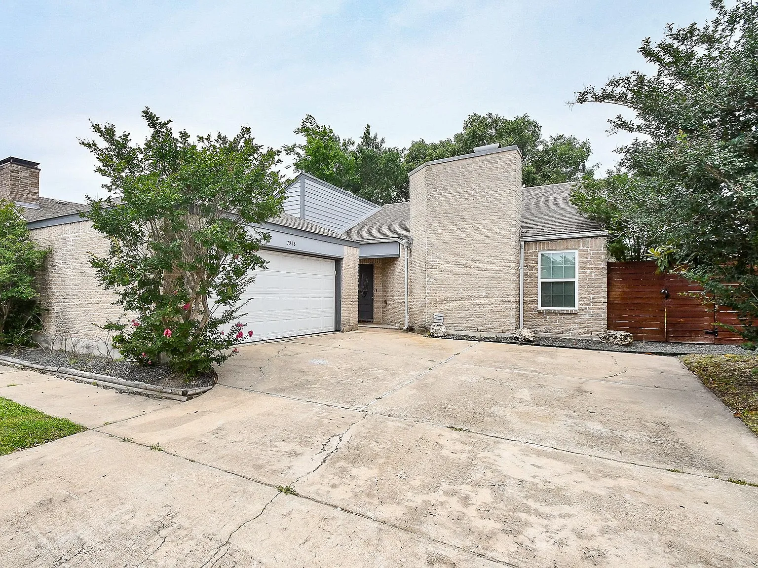 3 bed, 2.0 bath, 2458 sqft, $2,960 — Photo 3