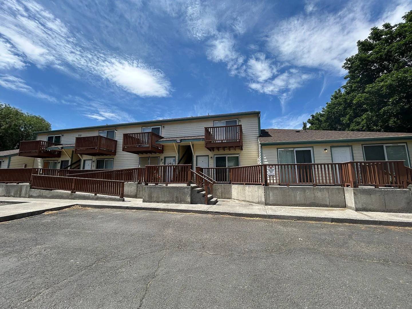 DeLaCruz 8th St Apartments — Photo 2