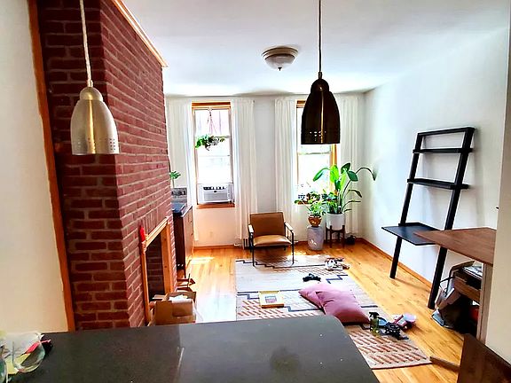 3rd image of 277 Devoe St APT 2R