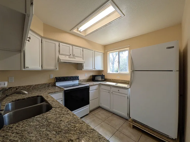 11806 E Kepner Dr — Photo 4