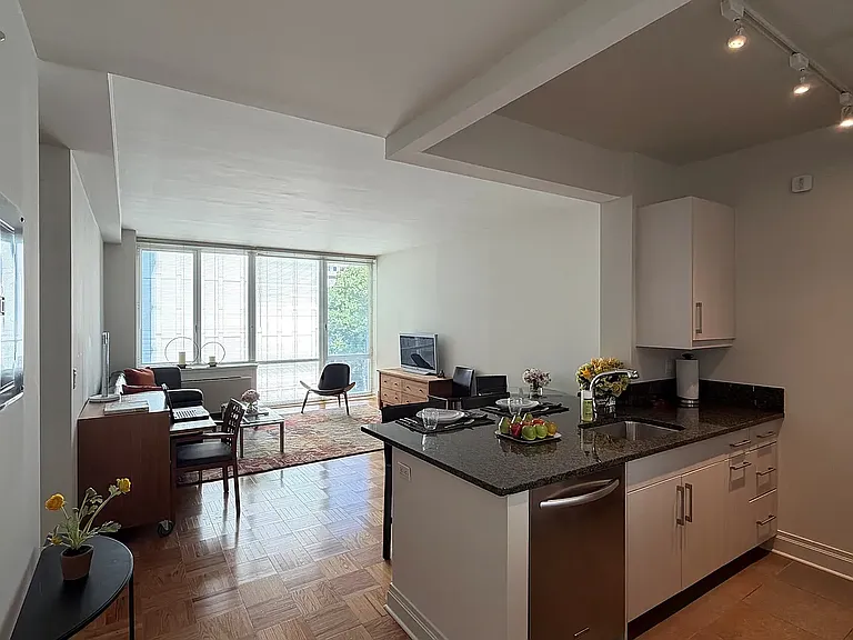 1510 Lexington Ave #6L — Photo 2