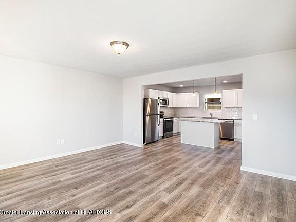 5th image of 624 Saint Andrews Dr