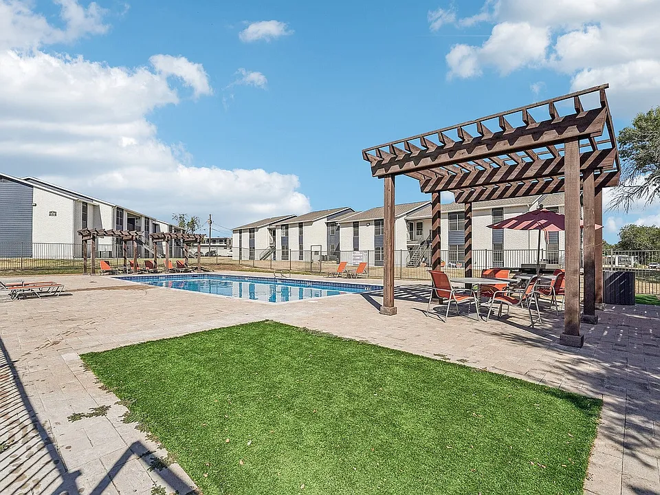 Poolside Pergola with Dining Space in Waco Apartments