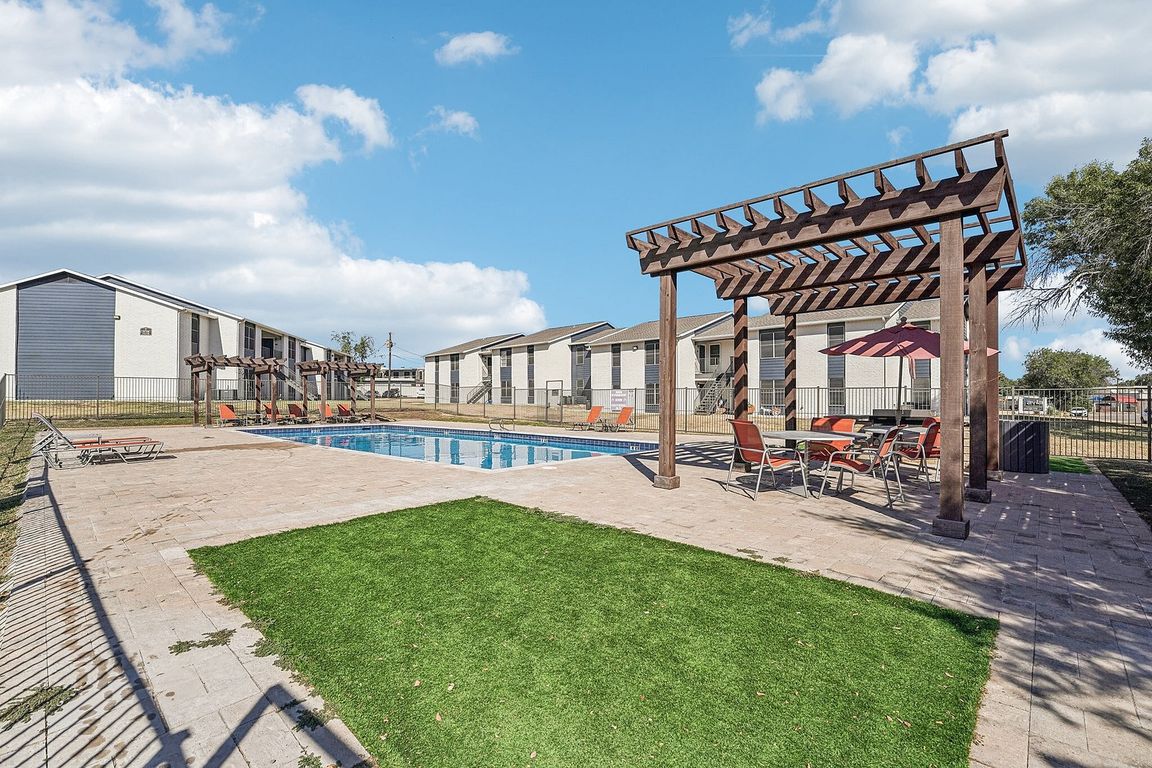 Poolside Pergola with Dining Space in Waco Apartments