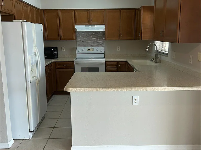 2335 SW 5th Pl — Photo 4