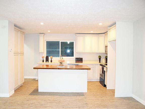 4th image of 1002 E Platinum Way