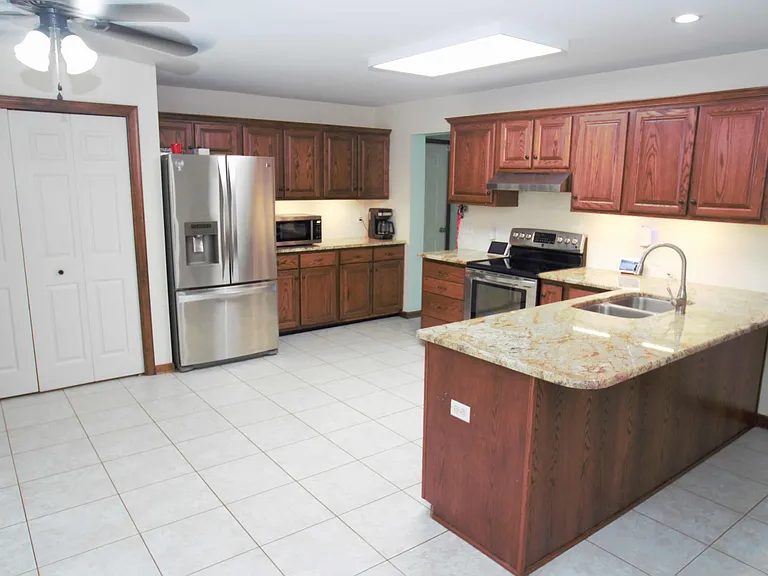 98 Thorndale Cir — Photo 9