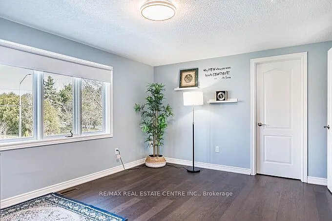 33 Strathroy Cres — Photo 41