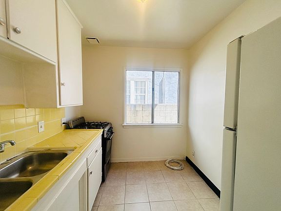 3rd image of 1233 N Ardmore Ave APT 2