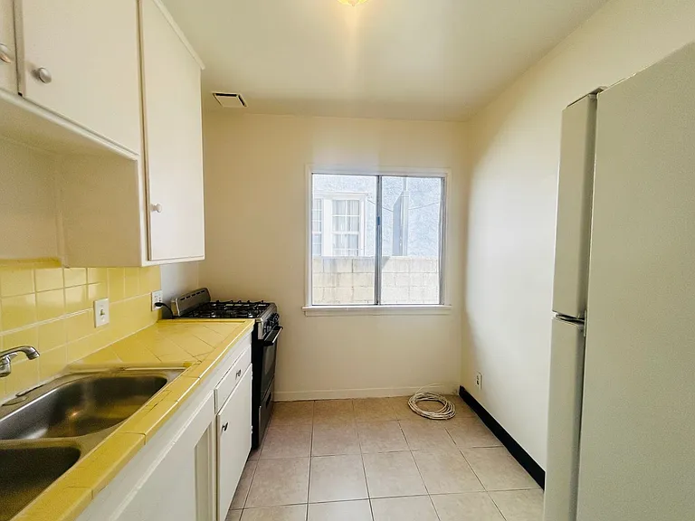 1233 N Ardmore Ave Apartments — Photo 3