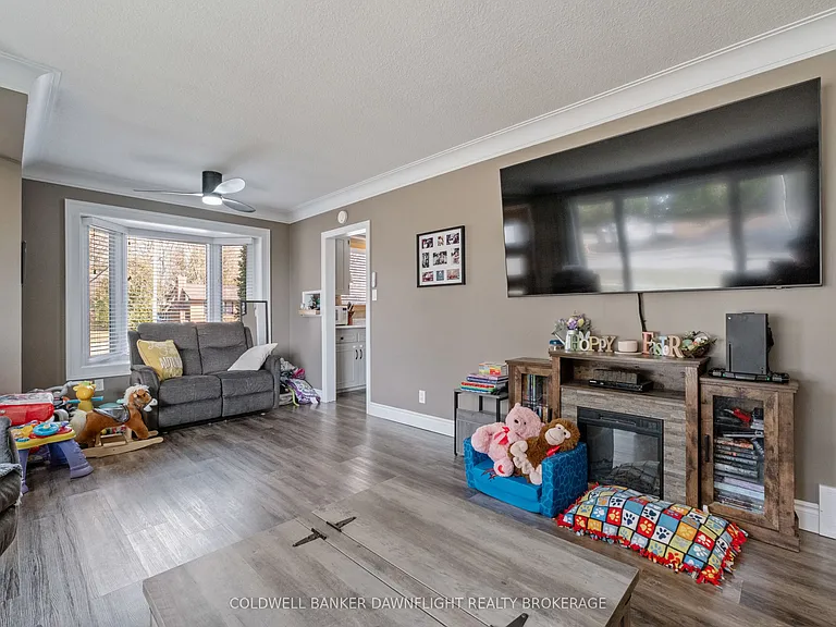 105 Wellington St W — Photo 9
