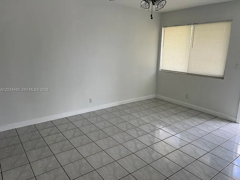 910 N 56th Ave #1 — Photo 6