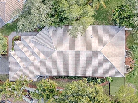 3rd image of 2575 Bay Pointe Dr