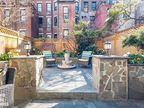 2nd image of 52 W 85th St