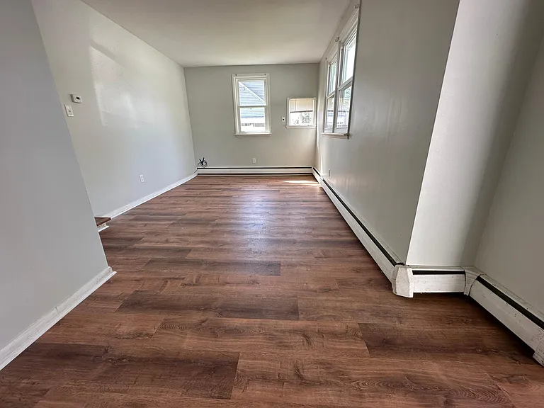 1007 E Main St — Photo 4