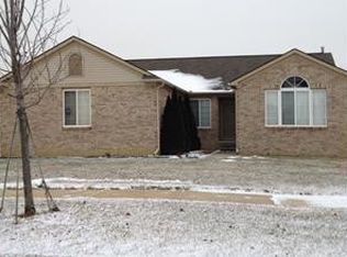 6825 Anna Dr, Belleville, MI 48111