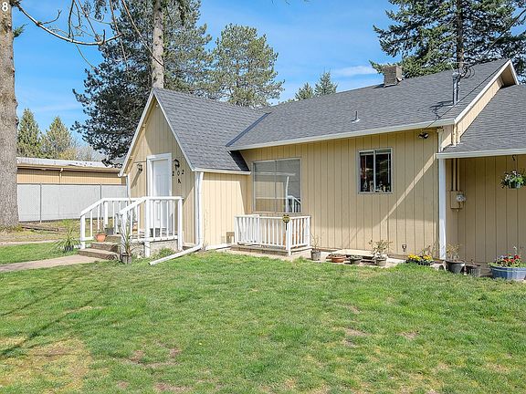 3rd image of 202 NE 162nd Ave