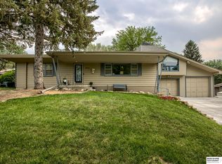 9721 Woodridge Ln, Omaha, NE 68124