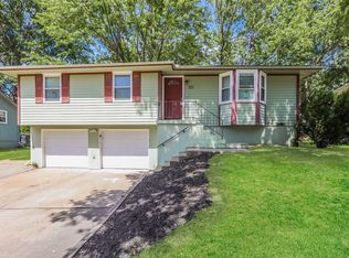 321 NE Lakeview Dr, Blue Springs, MO 64014