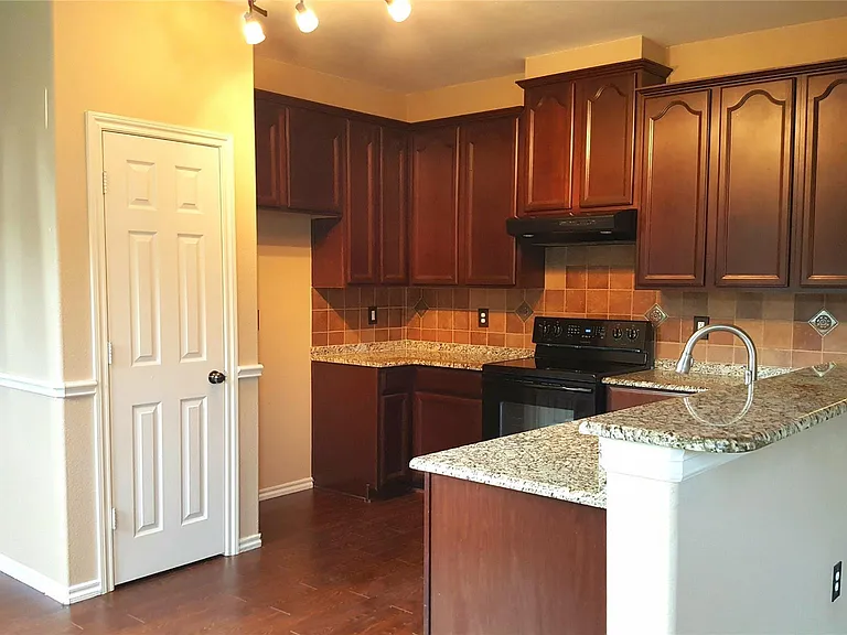 4400 Leeds Dr — Photo 8