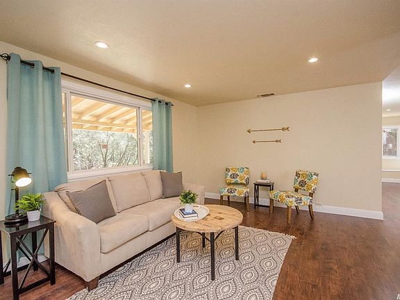5th image of 165 Pine Wood Way